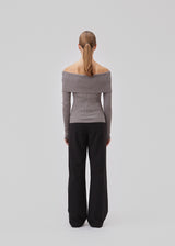 Ribknitted top in grey in a stretchy quality. GaryMD top has a tight fit with long sleeves and an off shoulder neckline with folded detail. The model is 175 cm and wears a size S/36.