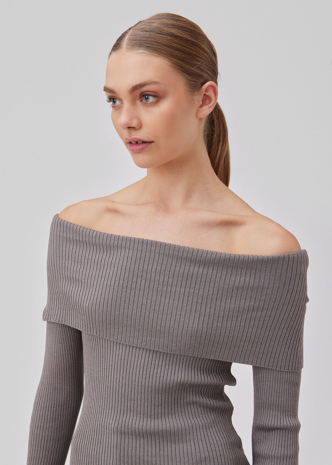 Ribknitted top in grey in a stretchy quality. GaryMD top has a tight fit with long sleeves and an off shoulder neckline with folded detail. The model is 175 cm and wears a size S/36.