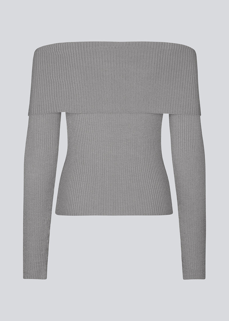 Ribknitted top in grey in a stretchy quality. GaryMD top has a tight fit with long sleeves and an off shoulder neckline with folded detail. The model is 175 cm and wears a size S/36.