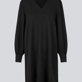 Black dress with a loose silhouette in a structured material. GemmiMD dress has long, voluminous balloon sleeves with cuff and a v-neckline. The model is 175 cm and wears a size S/36.
