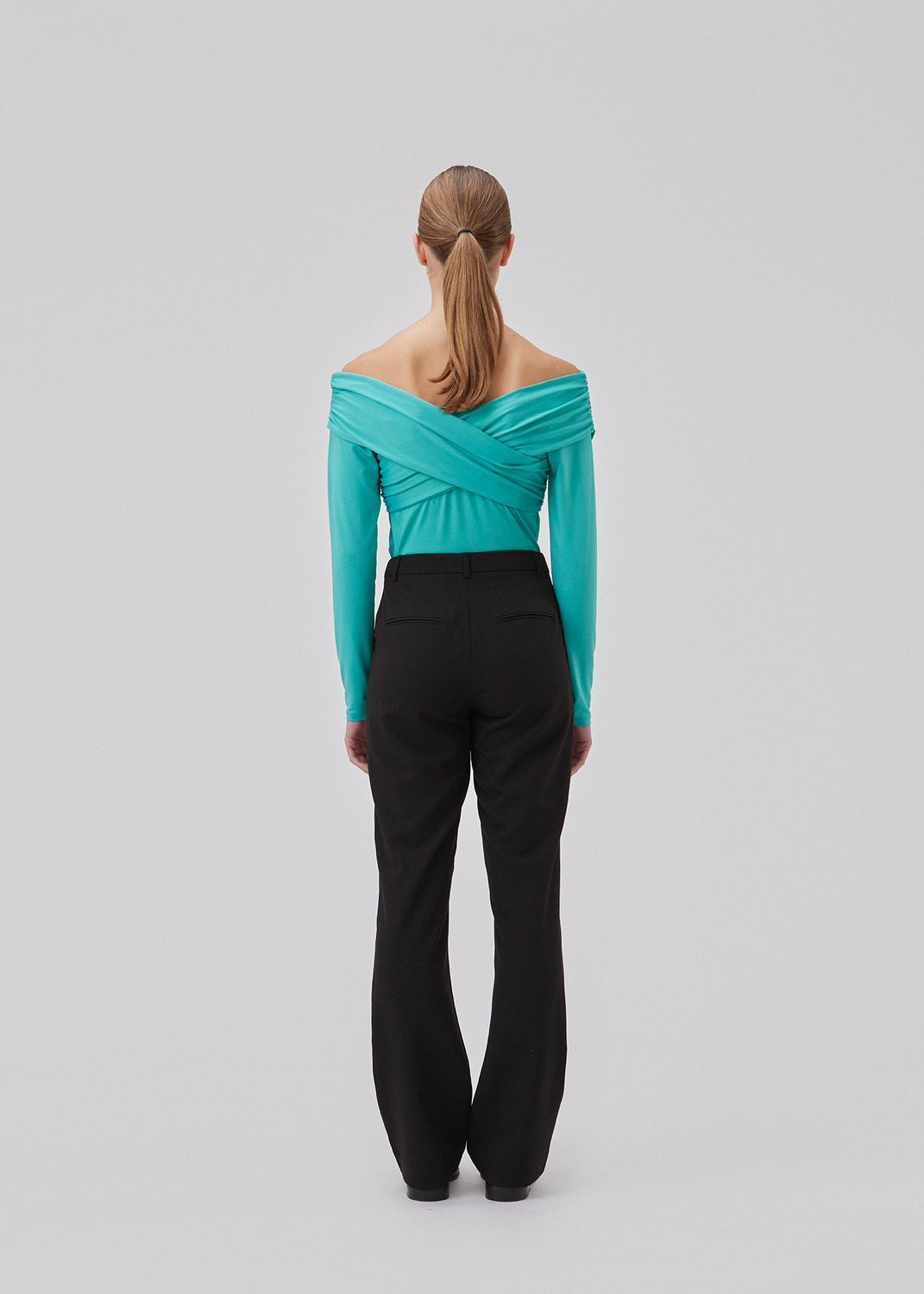 Long-sleeved top in turquoise in a soft quality. GeorgiaMD wrap top has a slim silhouette and a slight off-shoulder-effect with a draped wrap look at the top. The model is 175 cm and wears a size S/36.