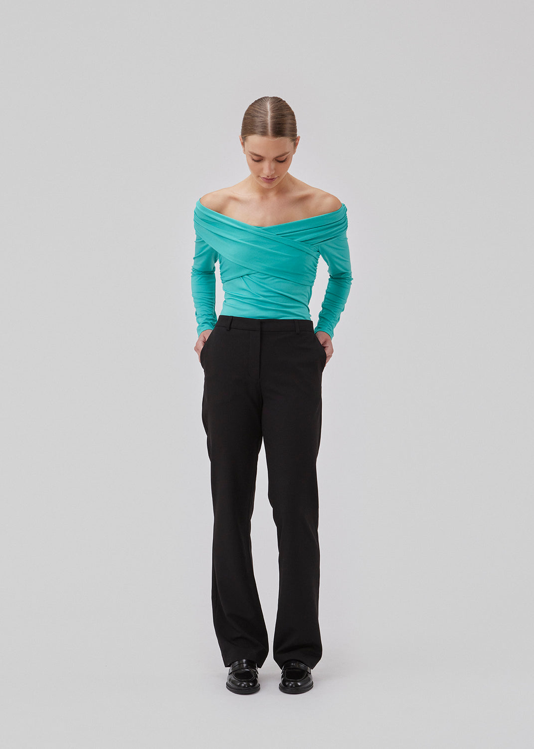 Long-sleeved top in turquoise in a soft quality. GeorgiaMD wrap top has a slim silhouette and a slight off-shoulder-effect with a draped wrap look at the top. The model is 175 cm and wears a size S/36.