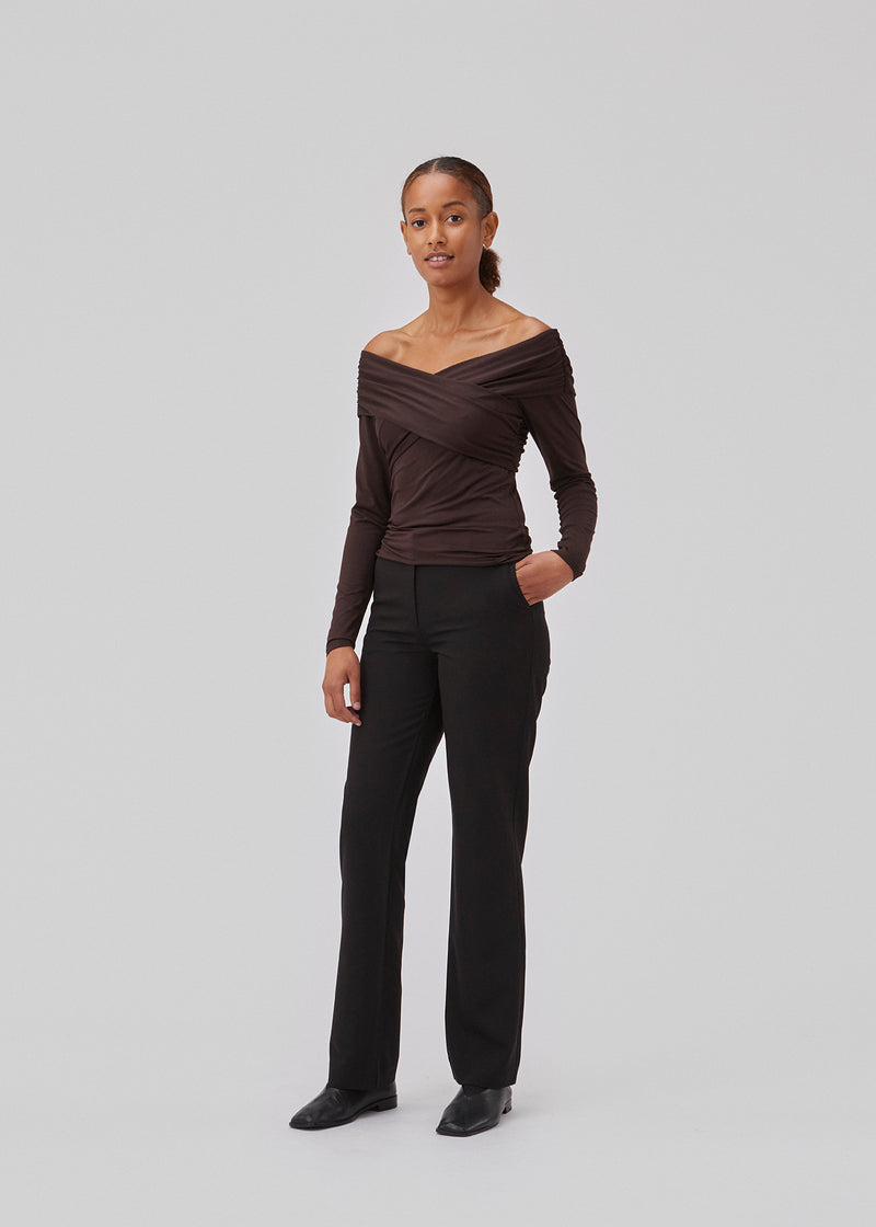Long-sleeved top in dark brown in a soft quality. GeorgiaMD wrap top has a slim silhouette and a slight off-shoulder-effect with a draped wrap look at the top. The model is 175 cm and wears a size S/36.