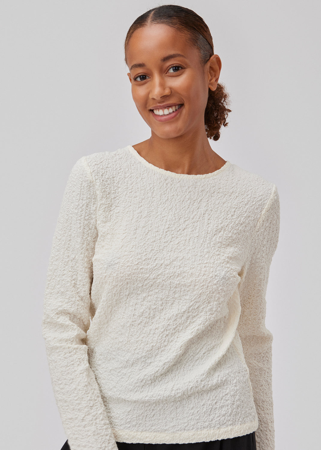 Slim fit top in a structured cotton blend. GeraldinaMD top has long sleeves, a round neckline and a keyhole opening at the back with a button for closure. The model is 175 cm and wears a size S/36.
