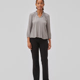 Top in grey with a relaxed fit. GilliganMD top has a v-shaped neckline with ruching around the neck and 3/4 length balloon sleeves with elastics at cuff. The model is 175 cm and wears a size S/36.