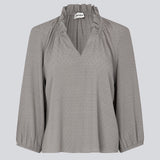 Top in grey with a relaxed fit. GilliganMD top has a v-shaped neckline with ruching around the neck and 3/4 length balloon sleeves with elastics at cuff. The model is 175 cm and wears a size S/36.