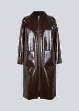 Coat in faux leather with a shiny finish in a slightly oversized fit. GioMD coat has large patch pockets in front, a chunky zipper and teddy detailing on the collar. The model is 175 cm and wears a size S/36.