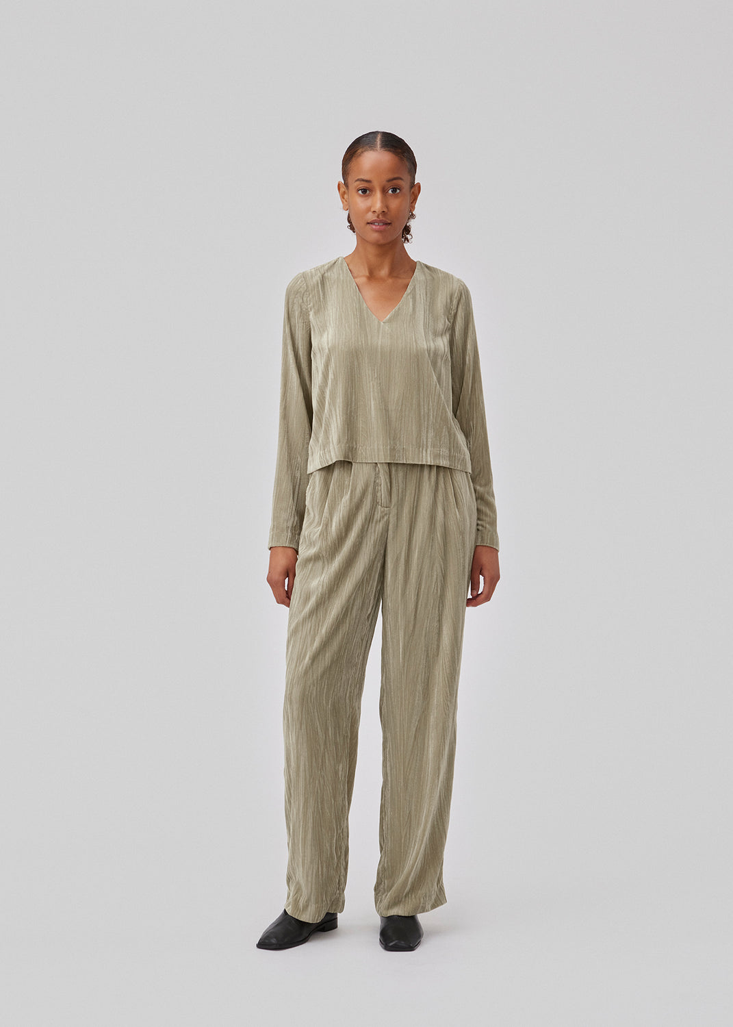 Long sleeved top in structured velvet with a relaxed fit. GiselleMD ls top has a deep v-neck in front. The model is 175 cm and wears a size S/36.
