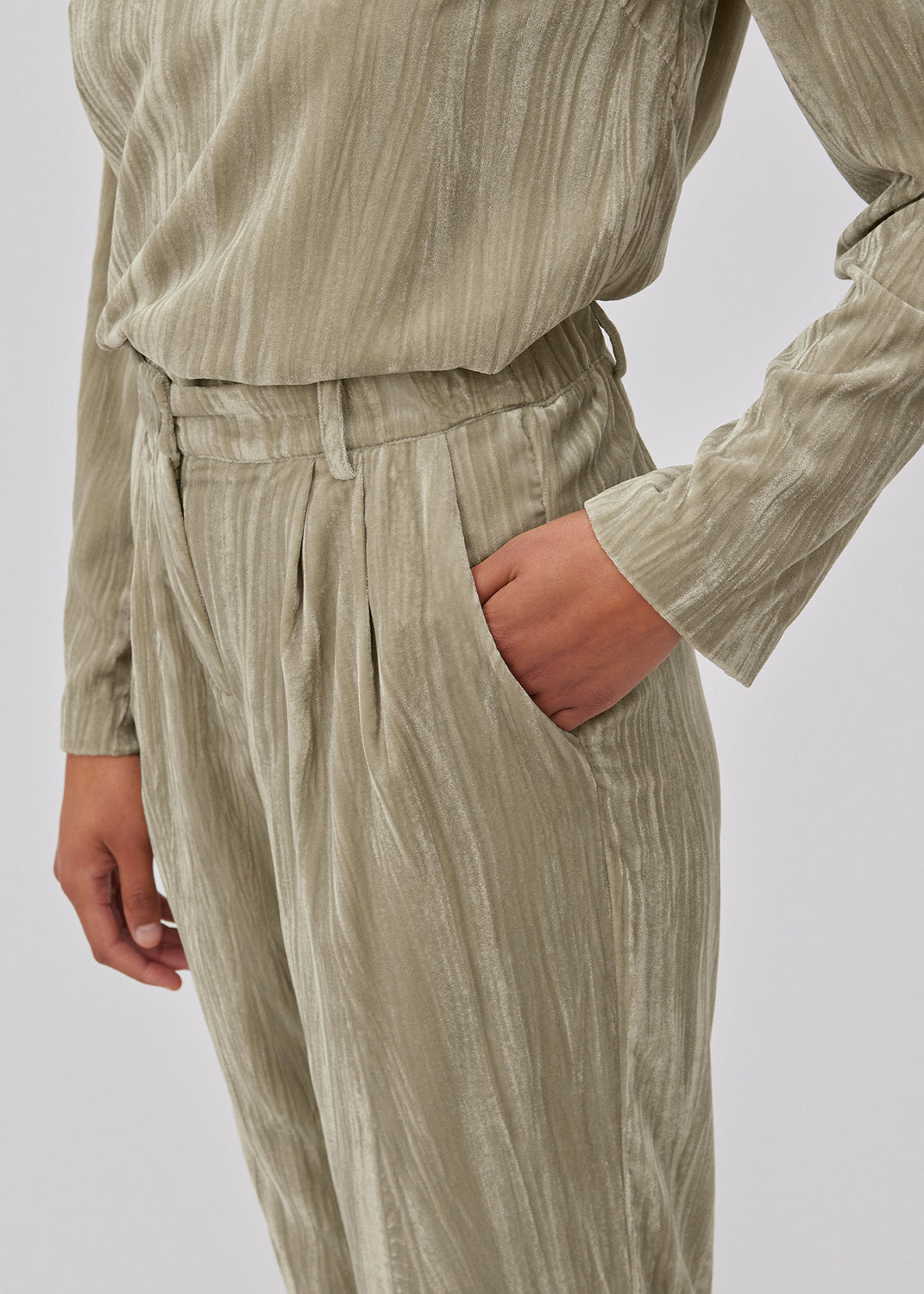 Long sleeved top in structured velvet with a relaxed fit. GiselleMD ls top has a deep v-neck in front. The model is 175 cm and wears a size S/36.