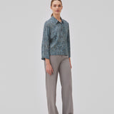 Relaxed shirt with a loose fit and wide, long sleeves. GladstoneMD print shirt is crafted from a printed satin quality. The model is 175 cm and wears a size S/36.