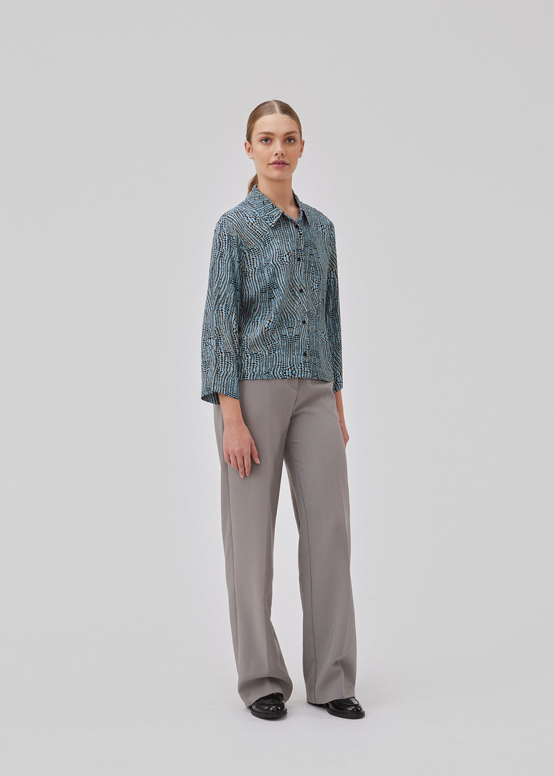 Relaxed shirt with a loose fit and wide, long sleeves. GladstoneMD print shirt is crafted from a printed satin quality. The model is 175 cm and wears a size S/36.