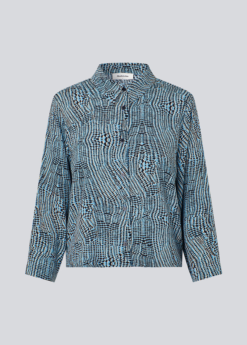 Relaxed shirt with a loose fit and wide, long sleeves. GladstoneMD print shirt is crafted from a printed satin quality. The model is 175 cm and wears a size S/36.