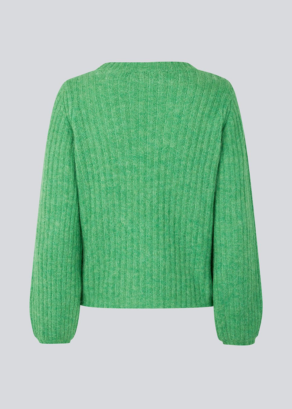 Simple rib knit in green with a slim silhouette, voluminous balloon sleeves and a round neckline. The trim on the sleeves and the neckline is knitted in a smaller rib. Goldie o-neck is made from an alpaca blend that adds a luxurious feel and looks.