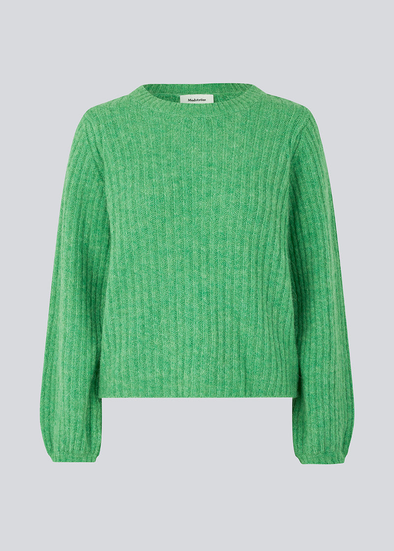 Simple rib knit in green with a slim silhouette, voluminous balloon sleeves and a round neckline. The trim on the sleeves and the neckline is knitted in a smaller rib. Goldie o-neck is made from an alpaca blend that adds a luxurious feel and looks.