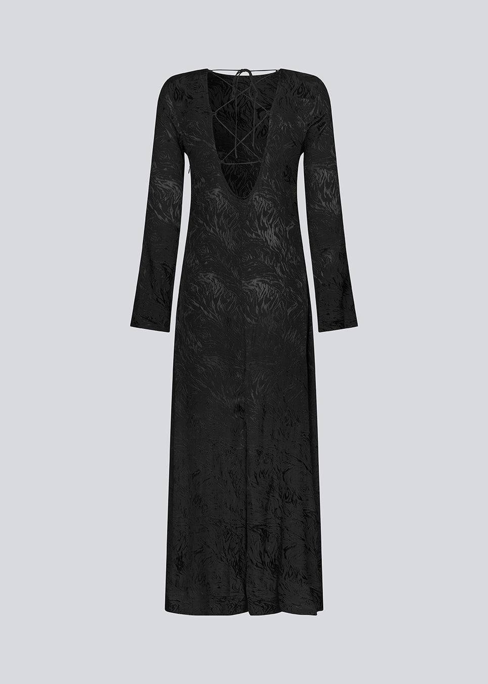 Long sleeved dress in jacquard satin. GraceyMD dress is designed with a relaxed fit and a deep opening in the back with lacing and narrow ties. Slit at center back. The model is 175 cm and wears a size S/36.