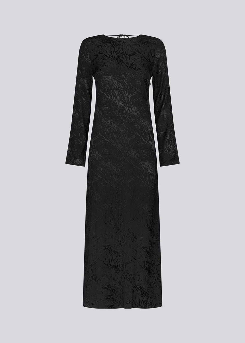 Long sleeved dress in jacquard satin. GraceyMD dress is designed with a relaxed fit and a deep opening in the back with lacing and narrow ties. Slit at center back. The model is 175 cm and wears a size S/36.