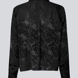 Shirt in black in jacquard satin in a slightly cropped length. GraceyMD shirt has a loose fit with long sleeves, cuff, collar and buttons in front. The model is 175 cm and wears a size S/36.
