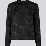 Shirt in black in jacquard satin in a slightly cropped length. GraceyMD shirt has a loose fit with long sleeves, cuff, collar and buttons in front. The model is 175 cm and wears a size S/36.