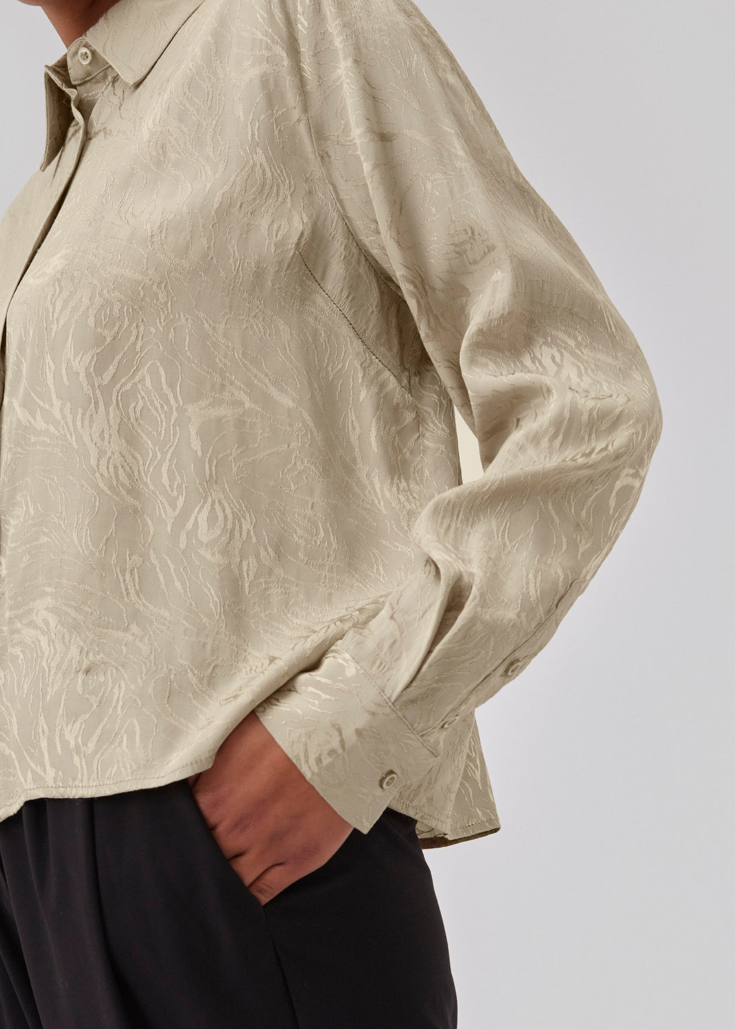 Shirt in spray green in jacquard satin in a slightly cropped length. GraceyMD shirt has a loose fit with long sleeves, cuff, collar and buttons in front. The model is 175 cm and wears a size S/36.