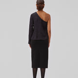 Top in shiny jacquard satin. GraceyMD top is designed with one bare shoulder and one long, wide sleeve. The fit is loose. The model is 175 cm and wears a size S/36.