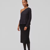 Top in shiny jacquard satin. GraceyMD top is designed with one bare shoulder and one long, wide sleeve. The fit is loose. The model is 175 cm and wears a size S/36.