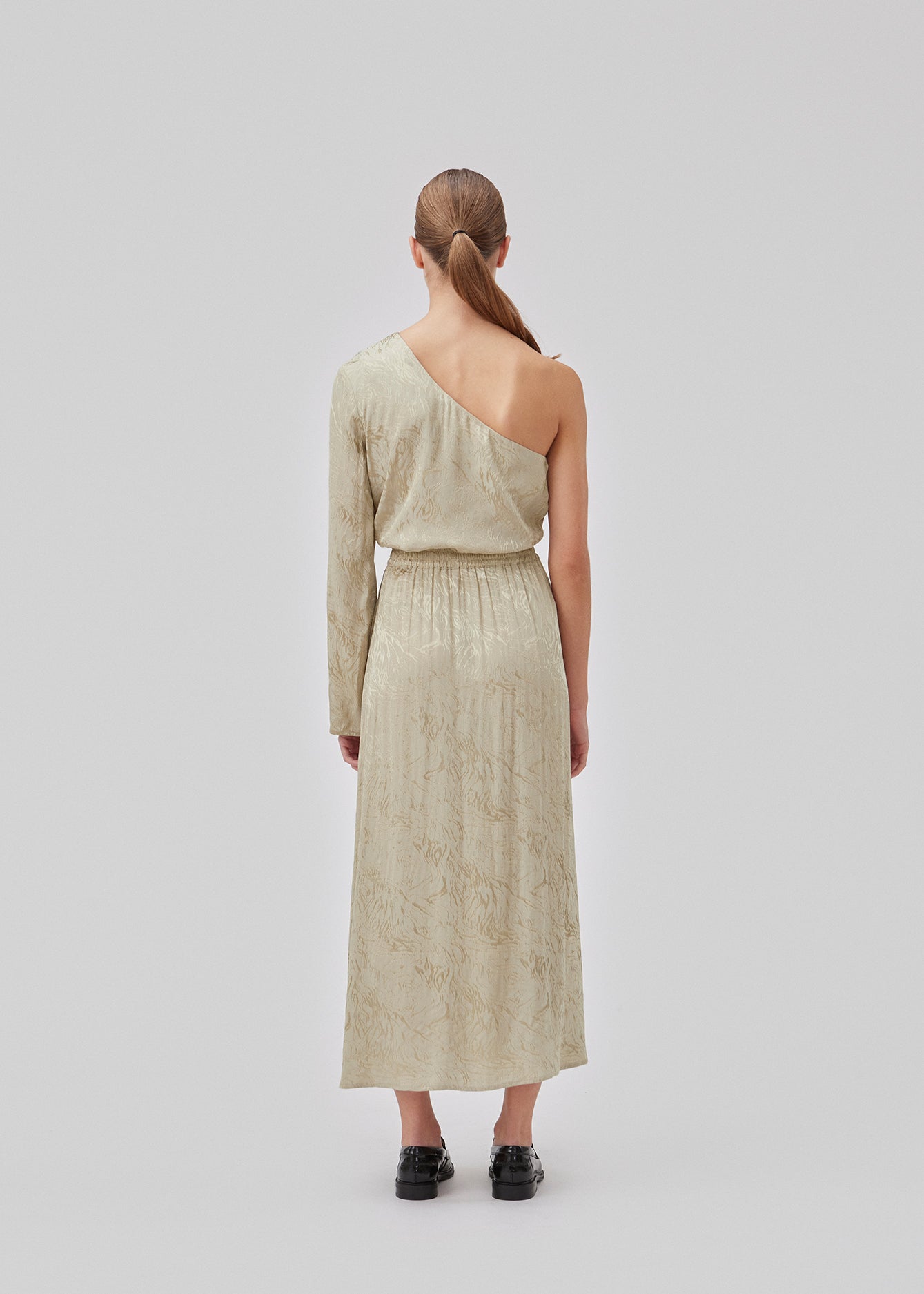 Midi skirt in spray green in a relaxed silhouette and a high waist with concealed elastication. GraceyMD skirt is made from a jacquard satin material. The model is 175 cm and wears a size S/36.