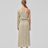 Top in spray green in shiny jacquard satin. GraceyMD top is designed with one bare shoulder and one long, wide sleeve. The fit is loose. The model is 175 cm and wears a size S/36.
