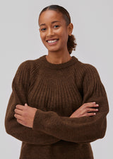 Perfect knit in dark brown with pattern and rib edge at the sleeves, neck and bottom. The model is 174 cm and wears a size S/36