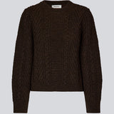 Cableknit jumper in dark brown in wool-blend quality. GrannonMD o-neck has a relaxed fit with long sleeves and a round neck, with rib trimmings at neck, sleeves and hem. 