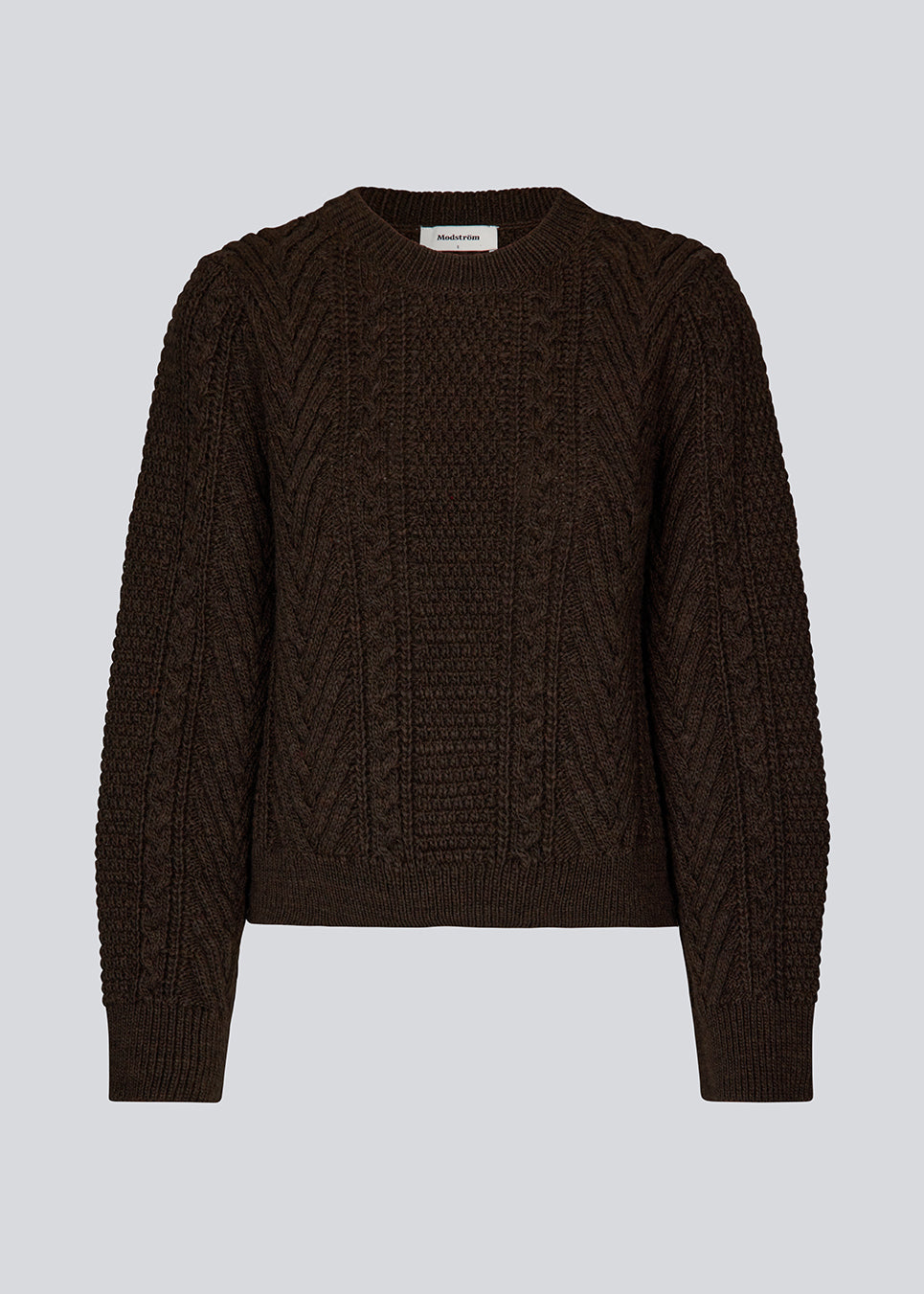 Cableknit jumper in dark brown in wool-blend quality. GrannonMD o-neck has a relaxed fit with long sleeves and a round neck, with rib trimmings at neck, sleeves and hem. 