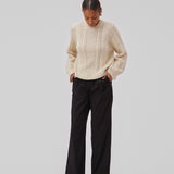 Cableknit jumper in white in wool-blend quality. GrannonMD o-neck has a relaxed fit with long sleeves and a round neck, with rib trimmings at neck, sleeves and hem. The model is 175 cm and wears a size S/36.