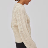 Cableknit jumper in white in wool-blend quality. GrannonMD o-neck has a relaxed fit with long sleeves and a round neck, with rib trimmings at neck, sleeves and hem. The model is 175 cm and wears a size S/36.
