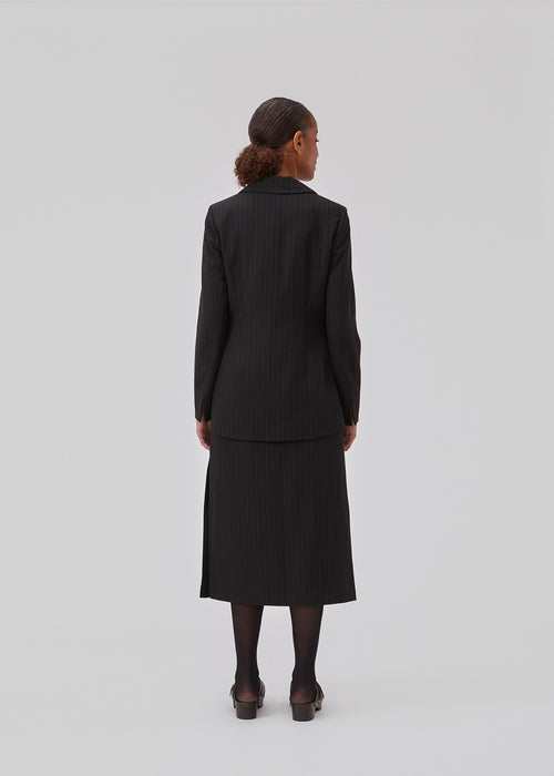 Tailored blazer in a woven quality with a slight stretch. GraysonMD blazer is single-breasted with very rounded hems in front, with a slightly longer back and no back vent. Slits on the sleeves. The model is 175 cm and wears a size S/36.