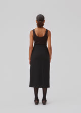 Straight, tailored midi skirt in a woven quality. GraysonMD skirt has a hidden zipper at the side along with a high side slit. Lined. The model is 175 cm and wears a size S/36.