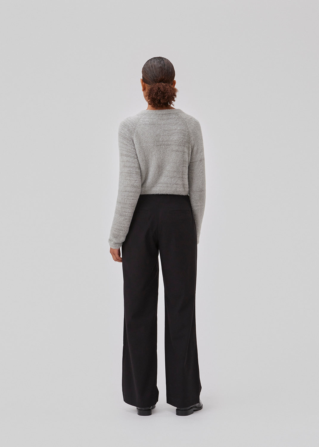 Fluffy cropped top with a round neckline and long raglan sleeves. GriseldaMD o-neck has narrow ribbed trims at neck, sleeves and hem. The model is 175 cm and wears a size S/36.