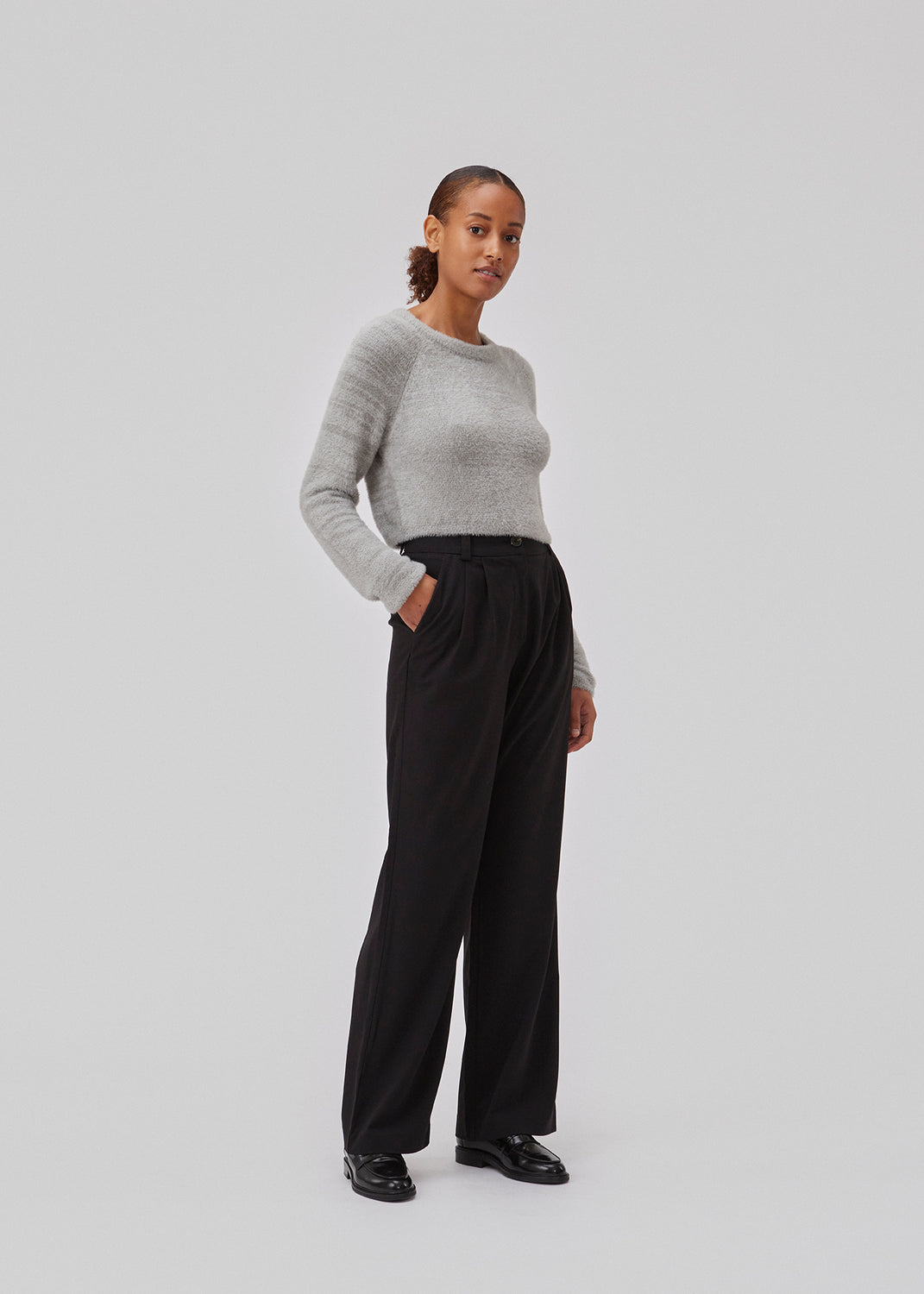 Fluffy cropped top with a round neckline and long raglan sleeves. GriseldaMD o-neck has narrow ribbed trims at neck, sleeves and hem. The model is 175 cm and wears a size S/36.