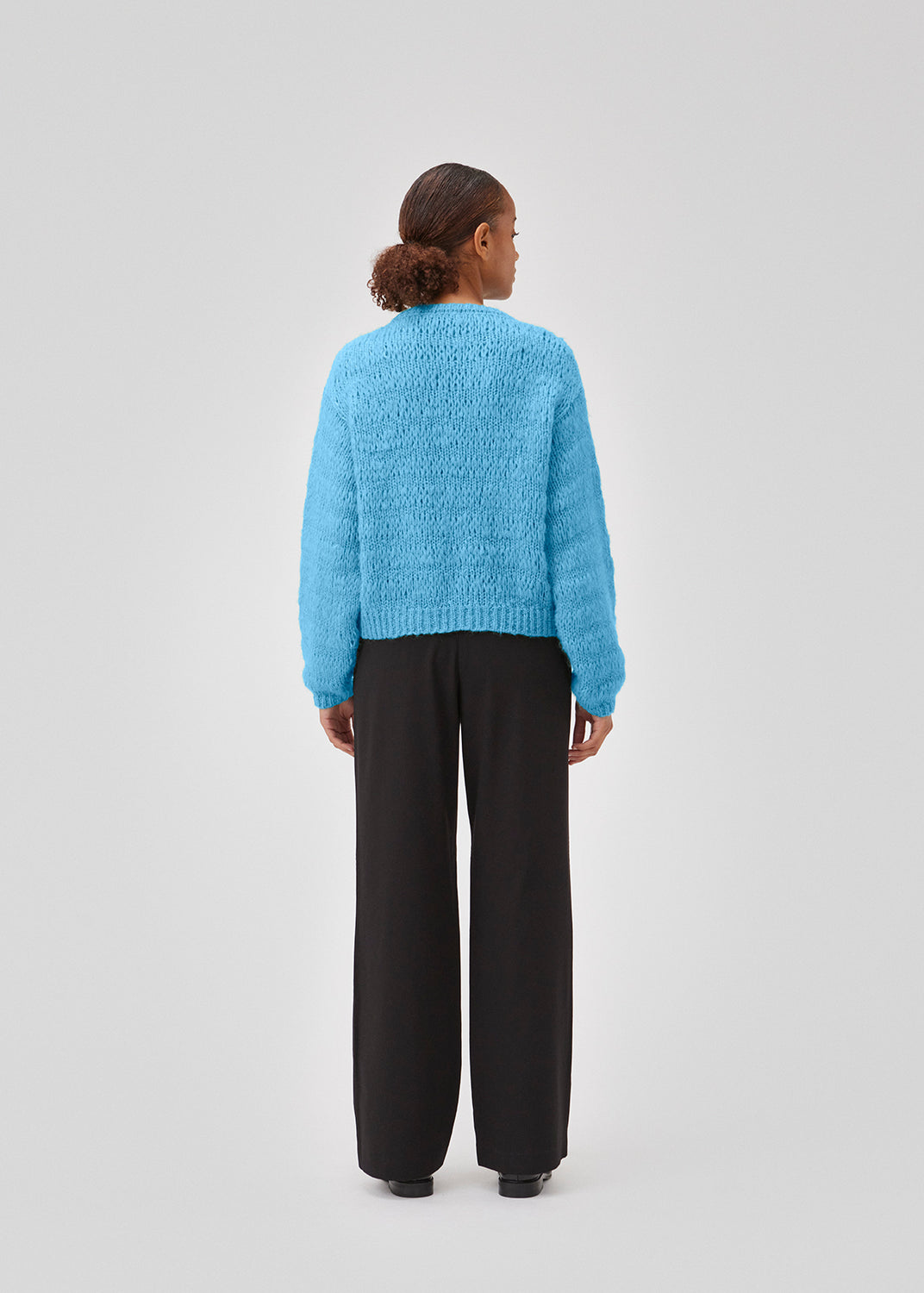 Woolen jumper in blue with long stitches for a relaxed look. GroverMD o-neck has long sleeves with volume, and a round neck with ribbed details. Contains wool and alpaca. The model is 175 cm and wears a size S/36.