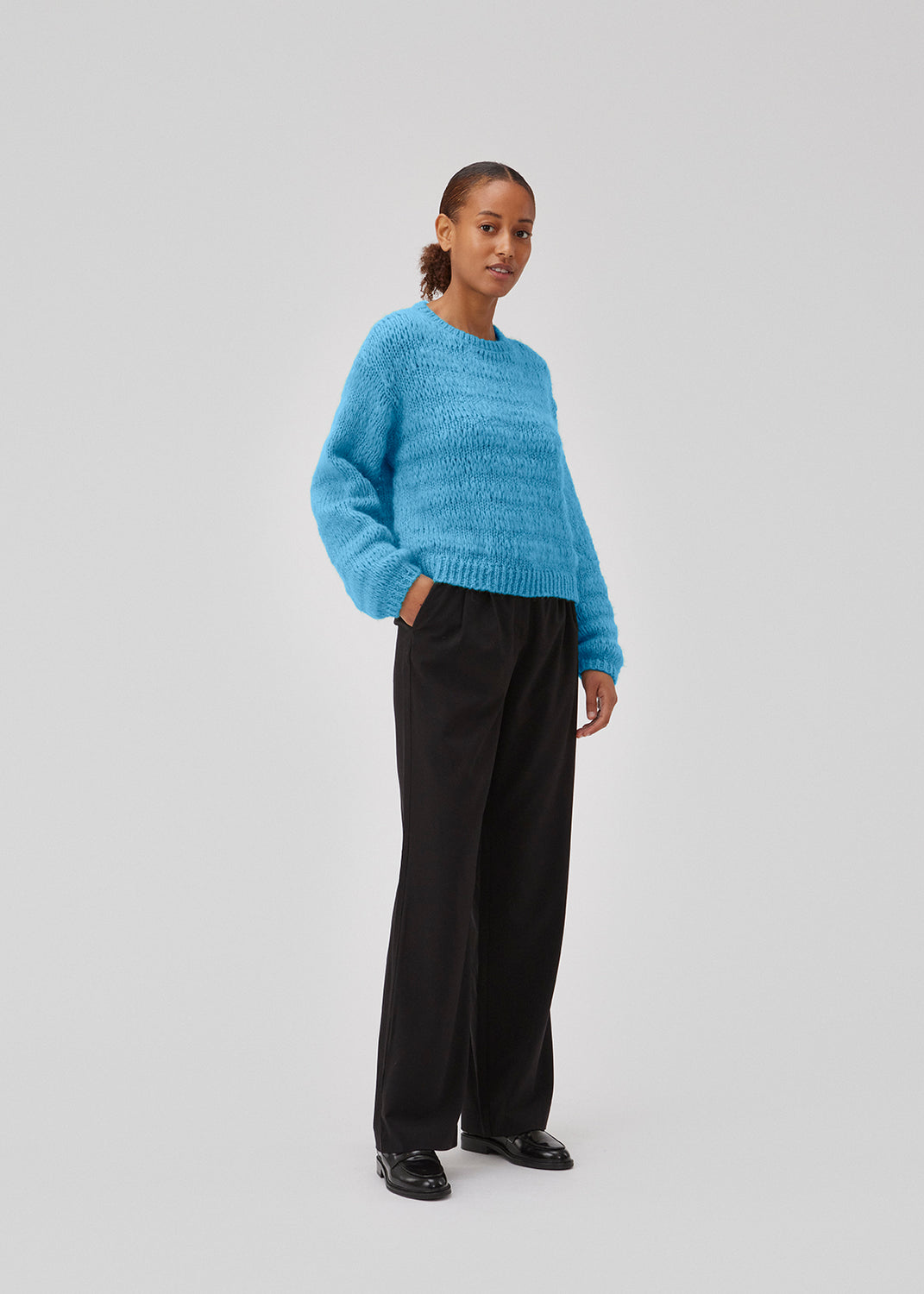 Woolen jumper in blue with long stitches for a relaxed look. GroverMD o-neck has long sleeves with volume, and a round neck with ribbed details. Contains wool and alpaca. The model is 175 cm and wears a size S/36.