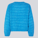 Woolen jumper in blue with long stitches for a relaxed look. GroverMD o-neck has long sleeves with volume, and a round neck with ribbed details. Contains wool and alpaca. The model is 175 cm and wears a size S/36.