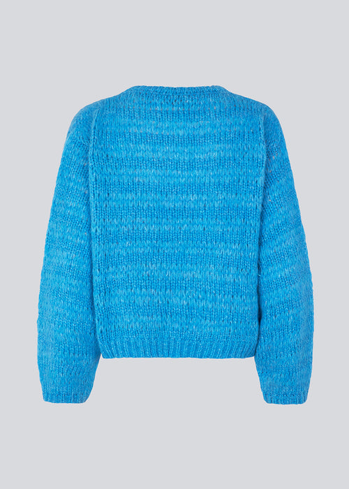 Woolen jumper in blue with long stitches for a relaxed look. GroverMD o-neck has long sleeves with volume, and a round neck with ribbed details. Contains wool and alpaca. The model is 175 cm and wears a size S/36.
