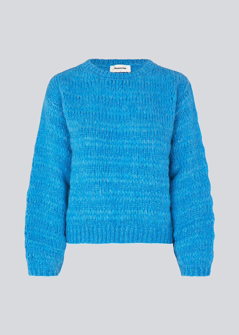 Woolen jumper in blue with long stitches for a relaxed look. GroverMD o-neck has long sleeves with volume, and a round neck with ribbed details. Contains wool and alpaca. The model is 175 cm and wears a size S/36.
