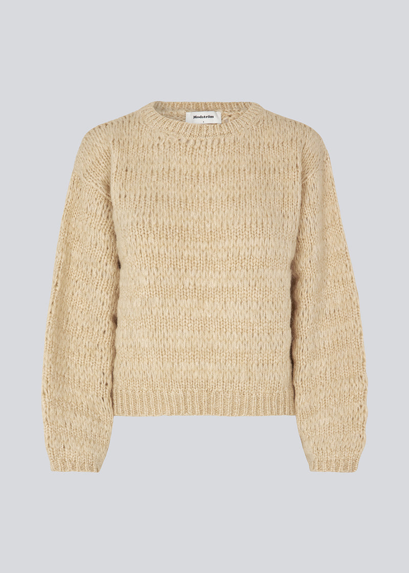 Woolen jumper in beige with long stitches for a relaxed look. GroverMD o-neck has long sleeves with volume, a round neck with ribbed details. Contains wool and alpaca. The model is 175 cm and wears a size S/36.