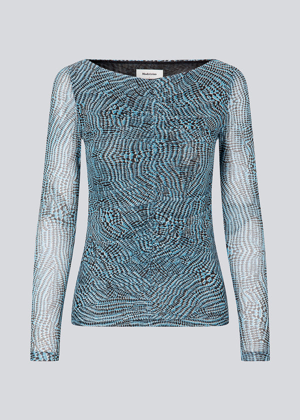 Tight-fitted top in mesh with gatherings in front. GwenMD print top has a wide neckline and long sleeves, that are slightly more transparent than the body. The model is 175 cm and wears a size S/36.