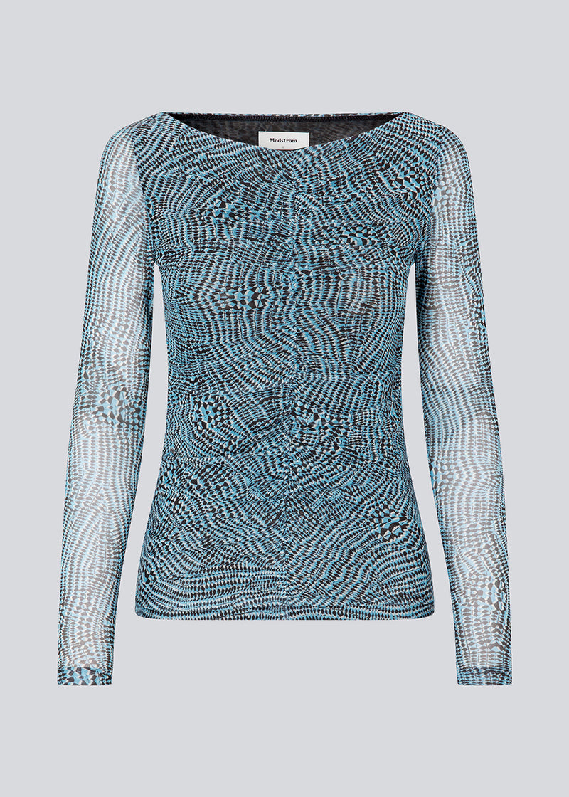 Tight-fitted top in mesh with gatherings in front. GwenMD print top has a wide neckline and long sleeves, that are slightly more transparent than the body. The model is 175 cm and wears a size S/36.