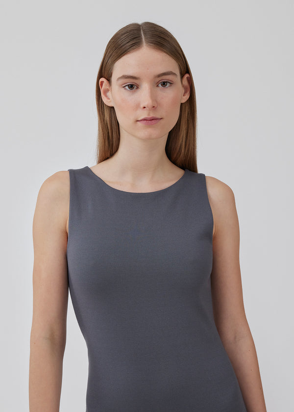 Figure-hugging dress in grey with a high boat neck. HakanMD dress is sleeveless, and a midi length cutting at the knees. The model is 175 cm and wears a size S/36.<br>