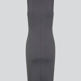 Figure-hugging dress in grey with a high boat neck. HakanMD dress is sleeveless, and a midi length cutting at the knees. The model is 175 cm and wears a size S/36.<br>