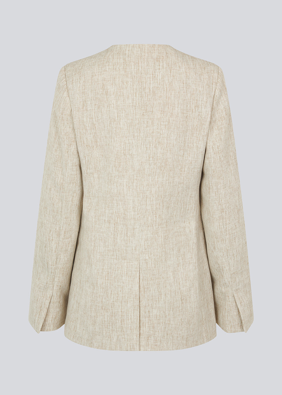 Blazer with a slightly oversized shape and an asymmetrical button closure in front. HaleyMD blazer is collarless, with two welt pockets in front, and a slit in the back. The model is 175 cm and wears a size S/36.
