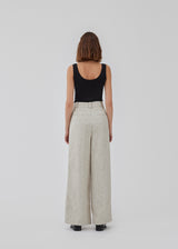 Tailored pants in a linen blend with wide legs. HaleyMD pants have a high waist with pleats, two welt pockets and side pockets. The model is 175 cm and wears a size S/36.<br>