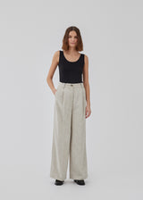 Tailored pants in a linen blend with wide legs. HaleyMD pants have a high waist with pleats, two welt pockets and side pockets. The model is 175 cm and wears a size S/36.<br>