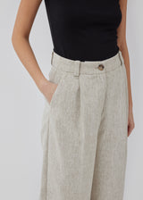 Tailored pants in a linen blend with wide legs. HaleyMD pants have a high waist with pleats, two welt pockets and side pockets. The model is 175 cm and wears a size S/36.<br>